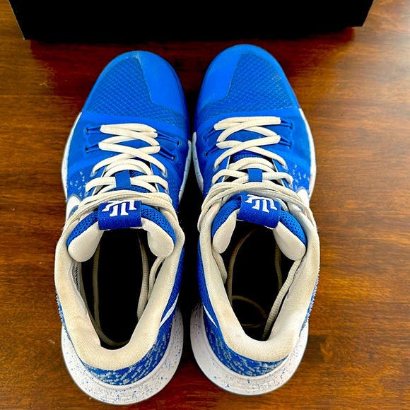 NIKE KYRIE 3’s  BLUE/WHITE - Picture 3 of 5